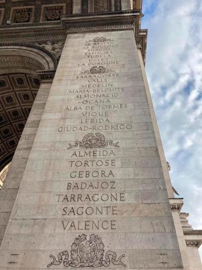 Pared inscrita con nombres de ciudades españolas donde se libraron batallas.