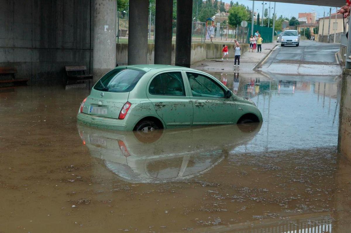 Un coche atrapado por el agua.