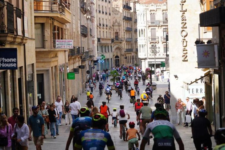 Varios participantes con sus bicicletas por la calle Toro.