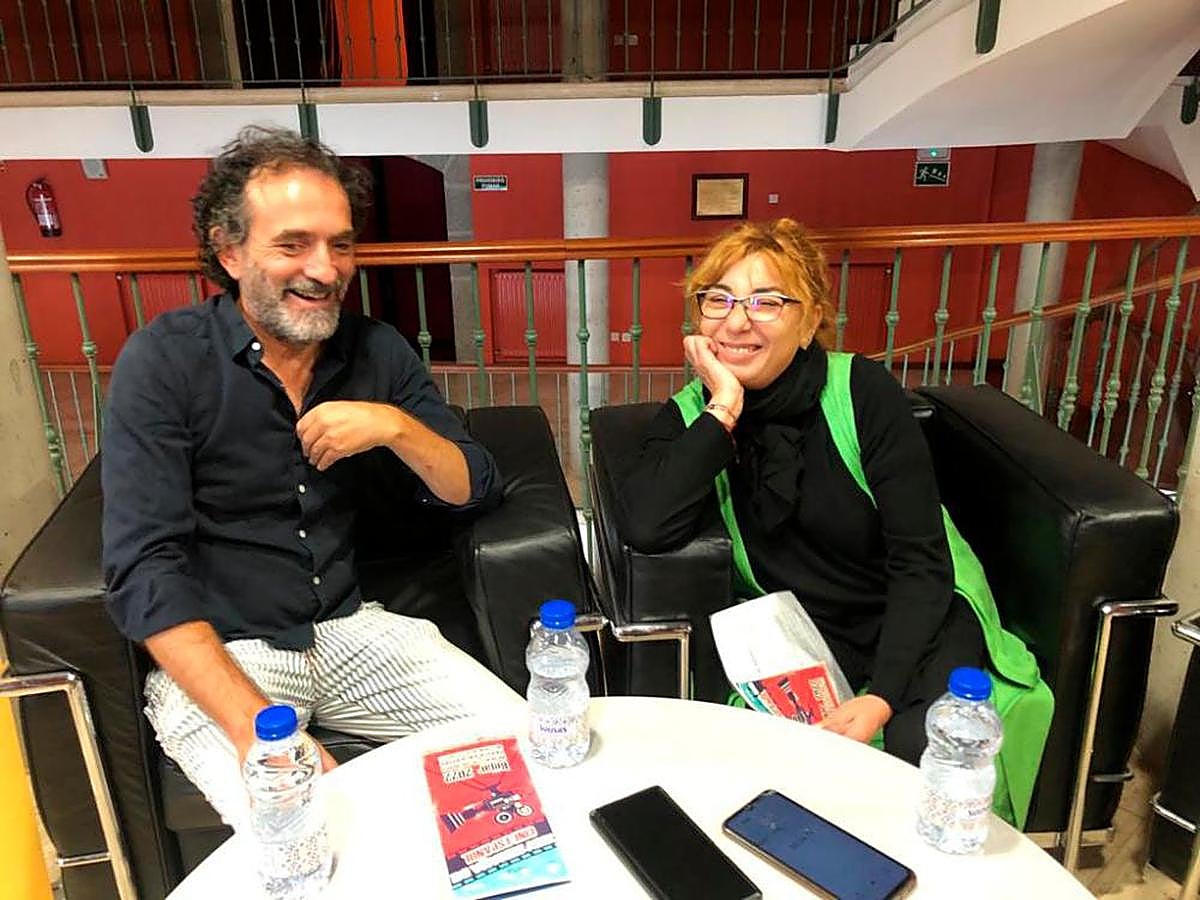 El director Chema de la Peña y la concejala Ana Vicente, en Béjar.