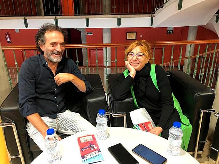 El director Chema de la Peña y la concejala Ana Vicente, en Béjar.