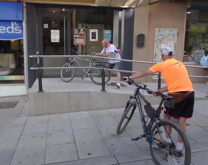 Algunos de los ciclistas que acudieron al taller de mantenimiento de bicis.