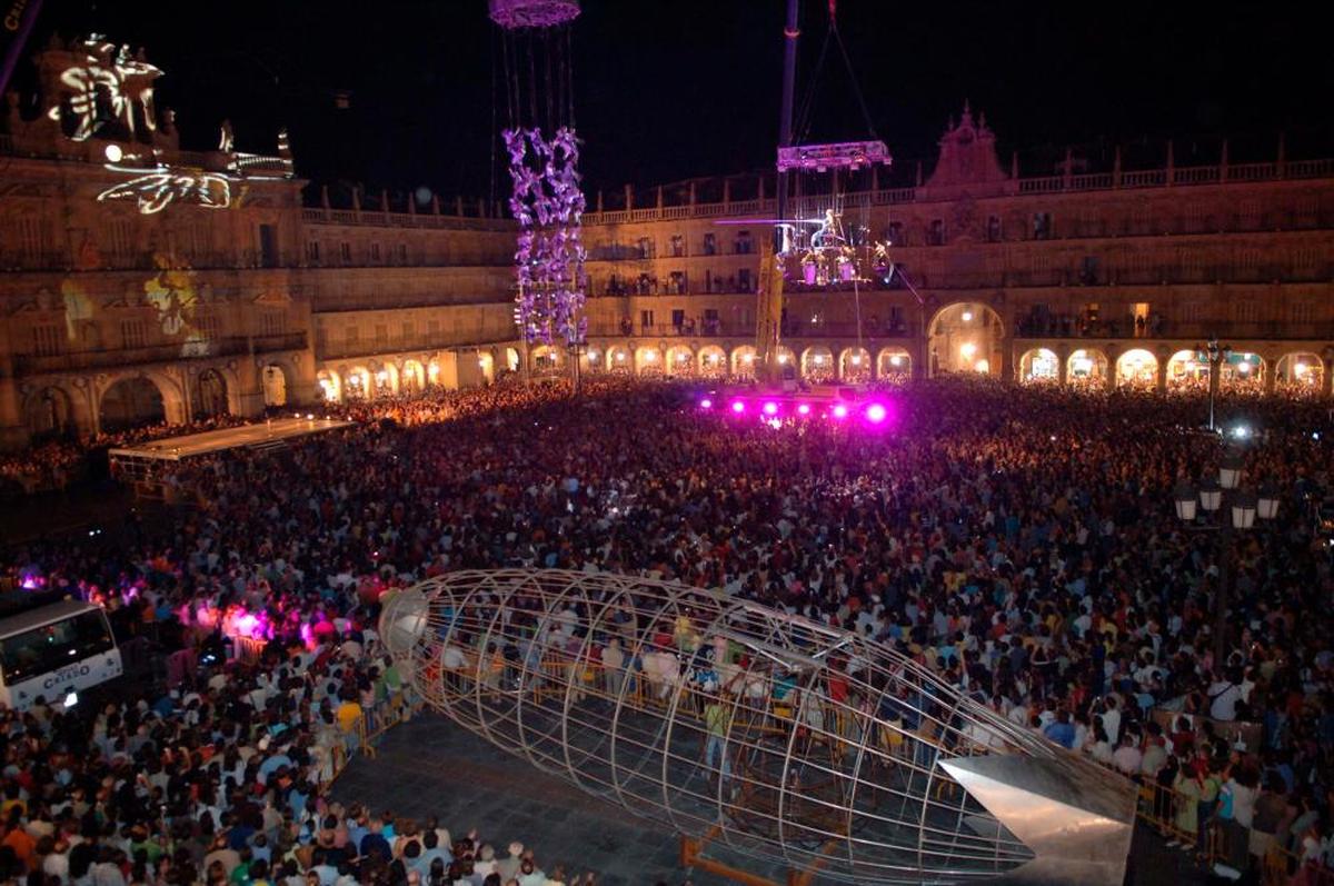 Multitudinaria inauguración de la primera edición del Festival Internacional de las Artes de Castilla y León en 2005 con La Fura dels Baus.