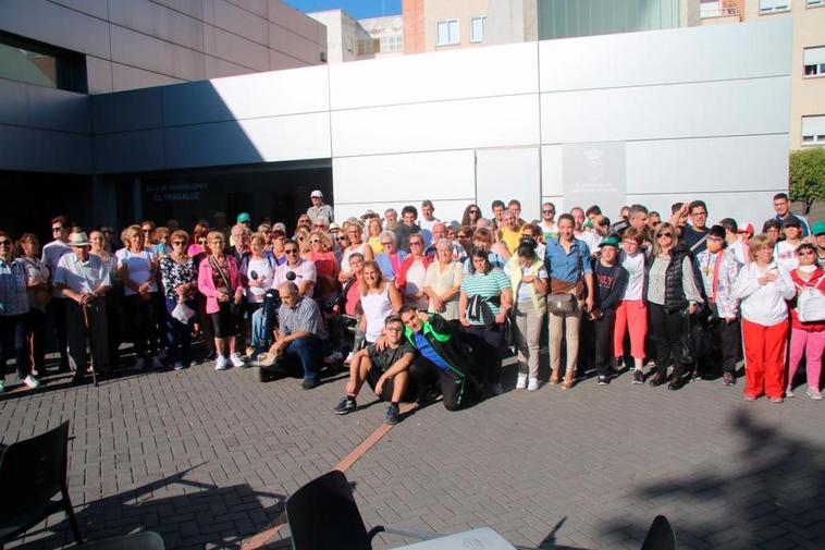 Los participantes en el estreno de la ruta peatonal por Santa Marta.