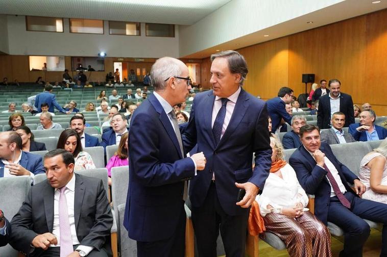 El presidente de la Diputación de Salamanca, Javier Iglesias, con el alcalde, García Carbayo.