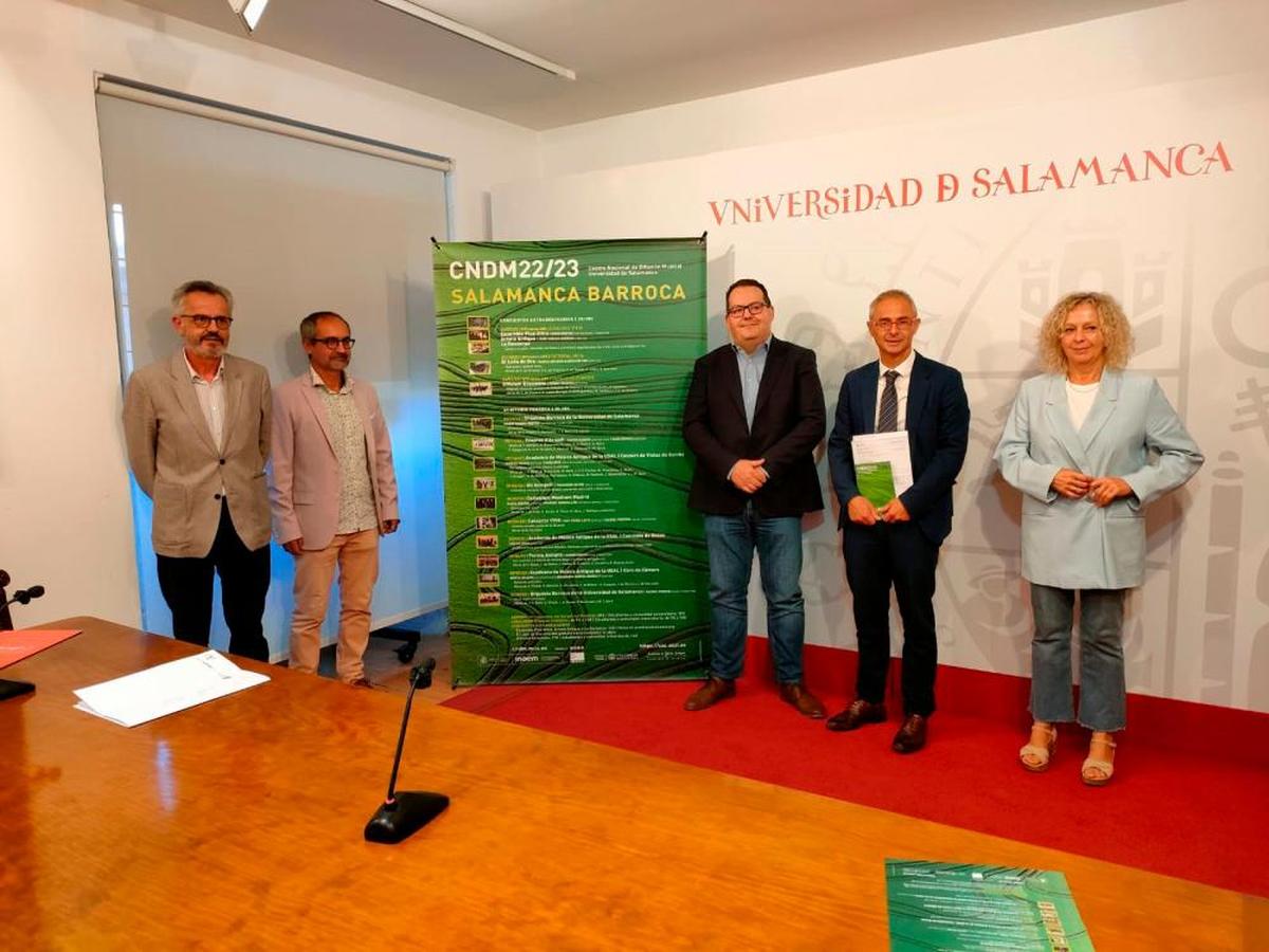 Bernardo García-Bernalt, Luis Barrio, Francisco Lorenzo, el rector, Ricardo Rivero y la vicerrectora, Celia Aramburu, presentando ‘Salamanca Barroca’.