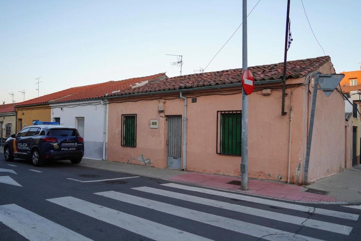 Un vehículo de la Policía Nacional en la zona con motivo del registro que se zanjó con el arresto de la sospechosa y dos familiares más.