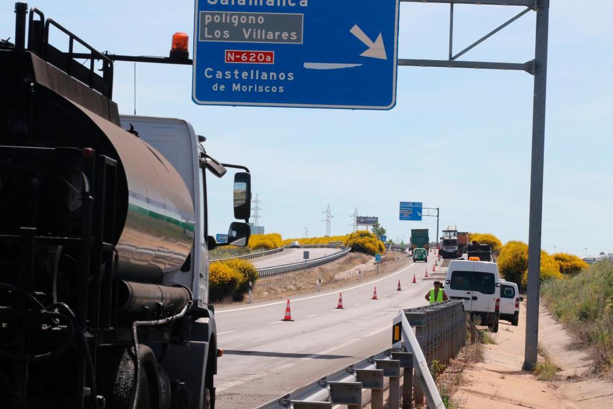 Obras de parcheado en la autovía A-62.