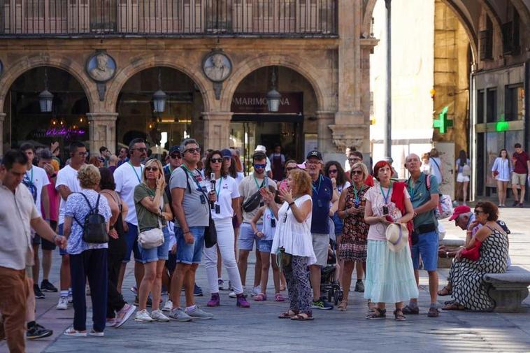 Un grupo de turistas en la Plaza Mayor de Salamanca, este verano.