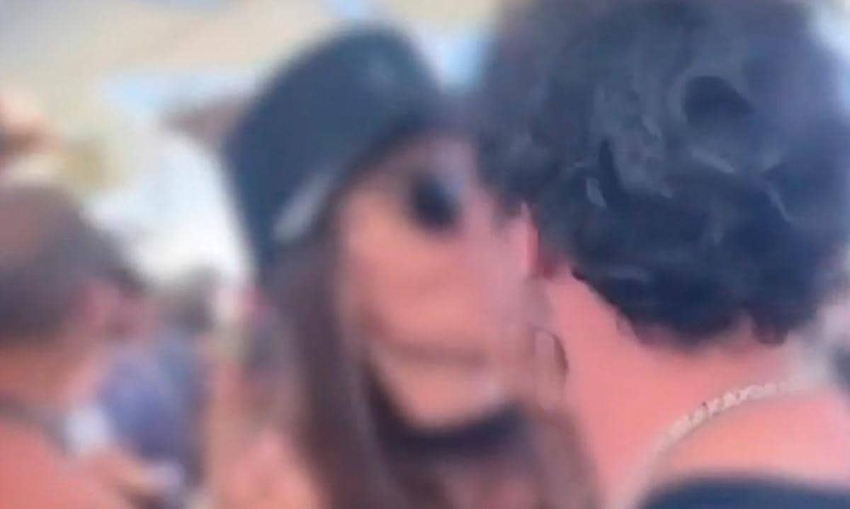 Imagen sacada del vídeo donde Íñigo Onieva besa a una mujer.
