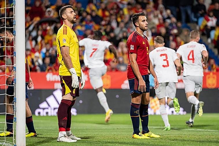Unai Simon y Eric Garcia tras el gol de los suizos.