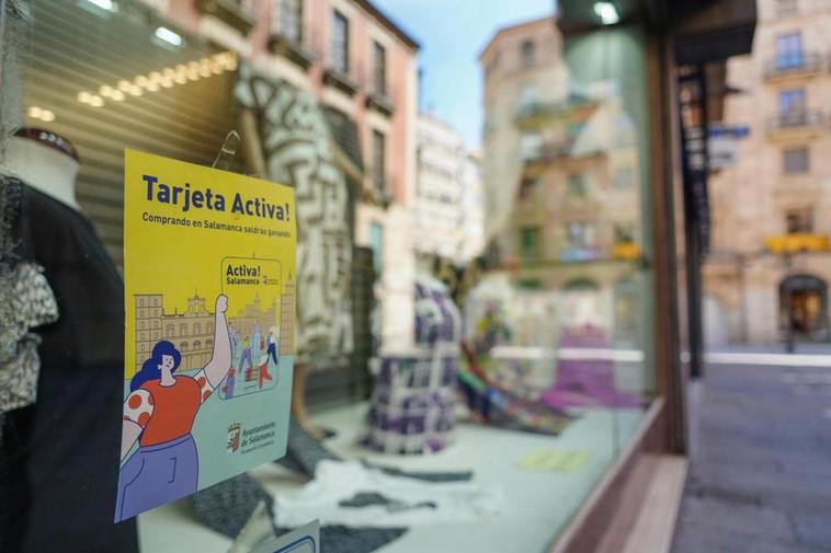 Pegatina informativa de la tarjeta activa en uno de los comercios de Salamanca.