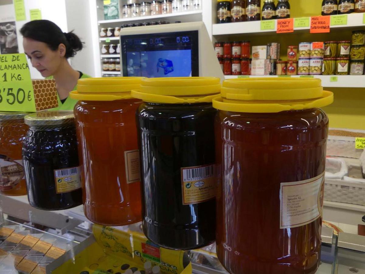 Varios tarros de miel en el puesto de Cristina en el Mercado Central de Salamanca.