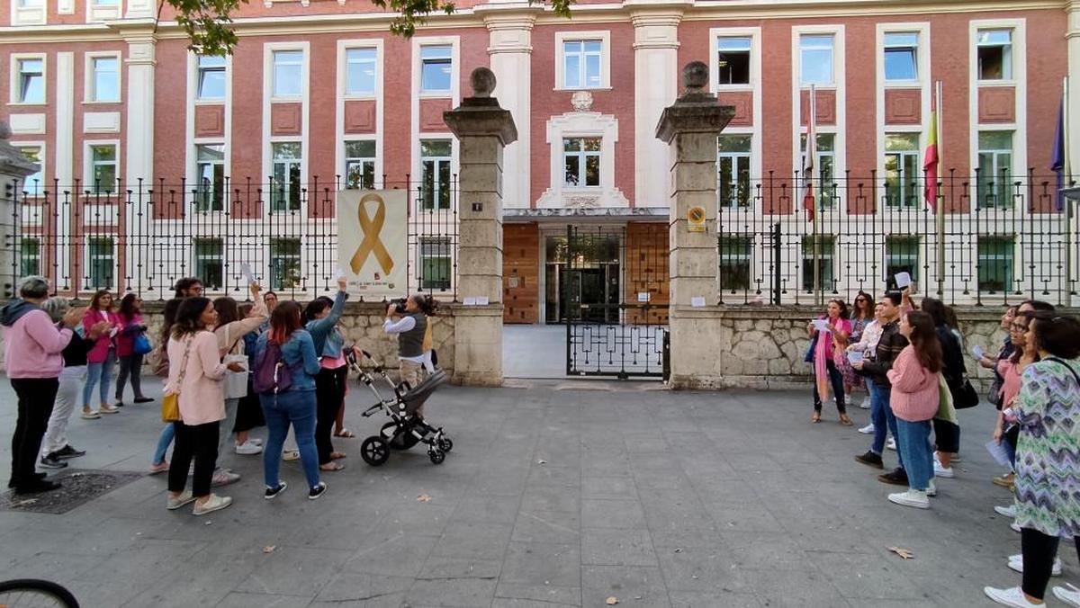 Las matronas de Castilla y León se concentraron frente a la Consejería de Sanidad.
