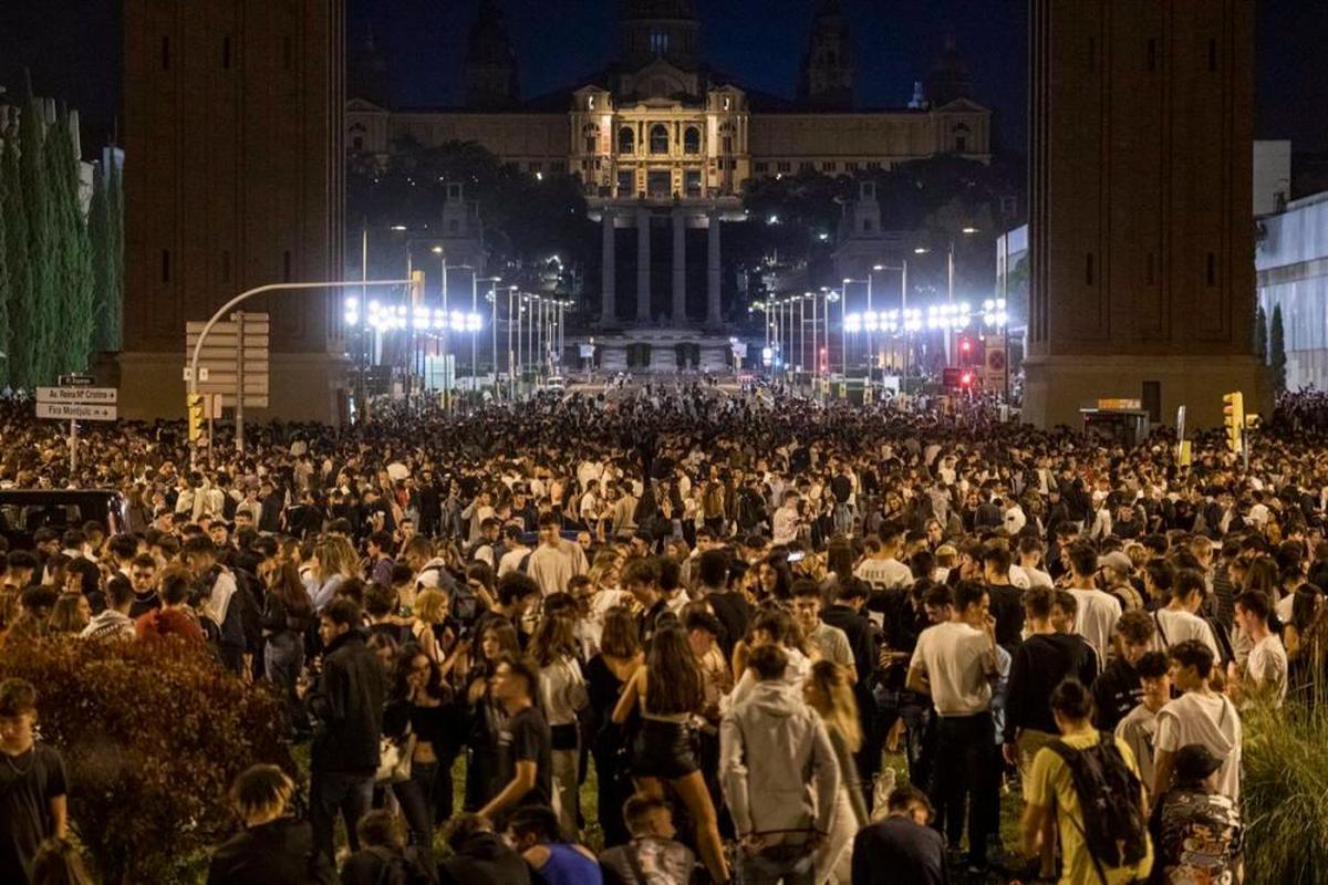 Grupos de personas se concentran en la vía pública durante el primer día de las fiestas de la Mercè .