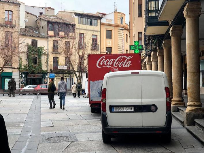 Una furgoneta de reparto en el centro de Salamanca.