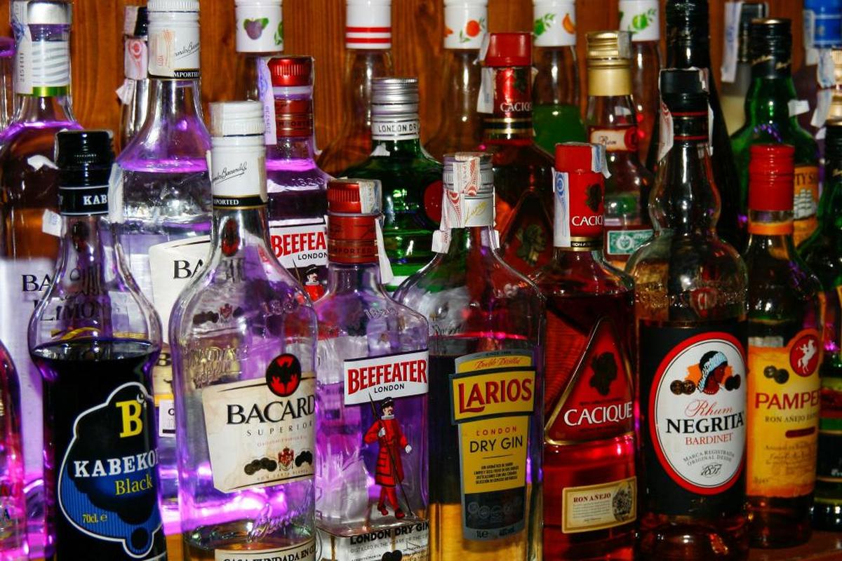 Diferentes botellas de alcohol.