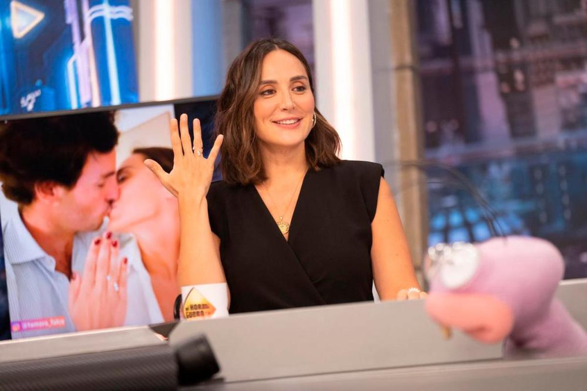 Tamara Falcó enseñando su anillo de compromiso.