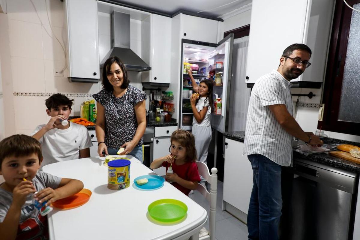 La familia al completo disfrutando de la merienda.