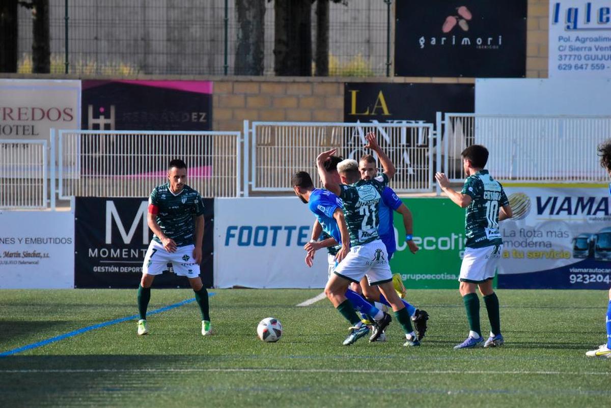 Una acción defensiva del Guijuelo en el encuentro ante el Laredo en el Municipal Luis Ramos.