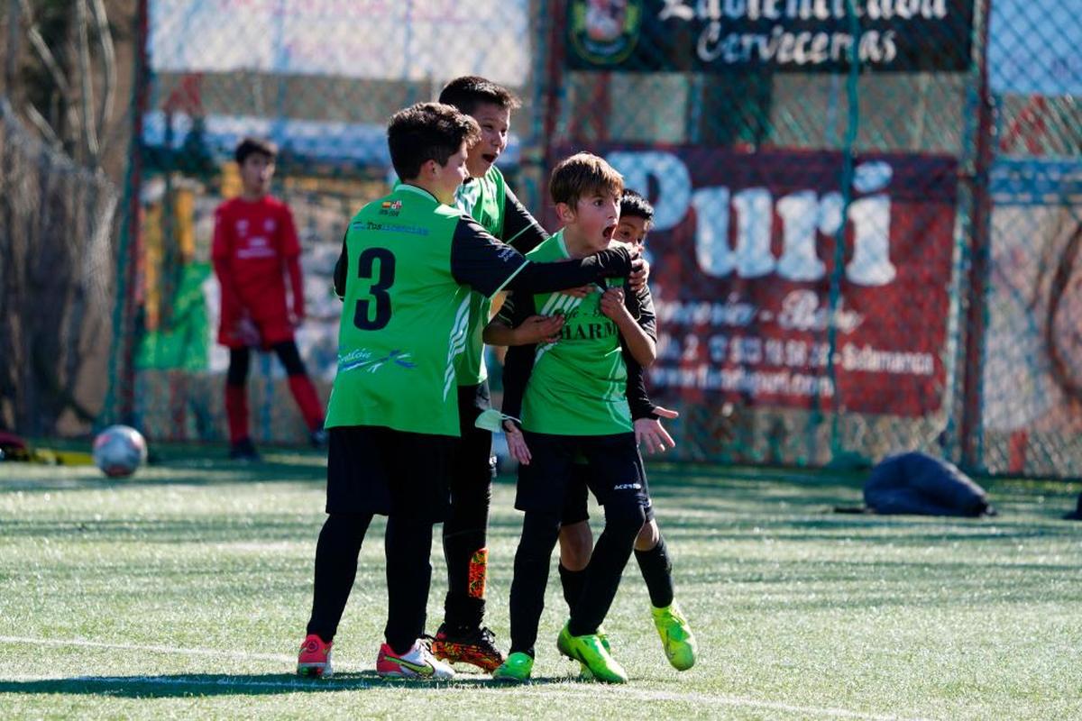 Alevines del Cristo Rey celebran un gol anotado en el Neme el pasado curso.