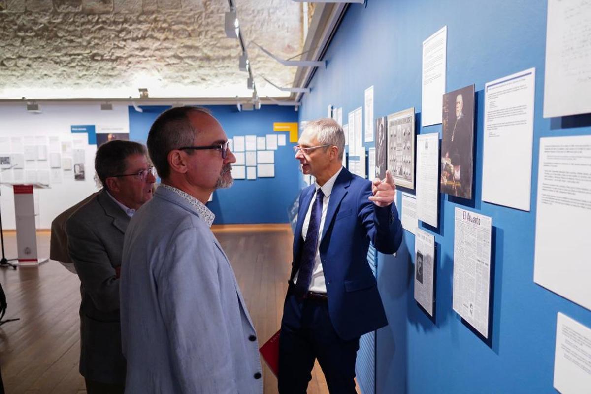 El rector con Pablo de Unamuno y Luis Barrio viendo la muestra.