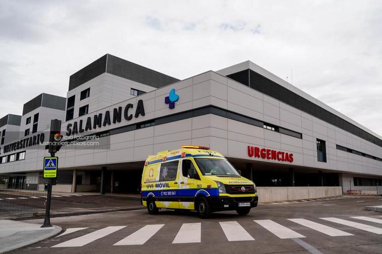 Una ambulancia sale del hospital