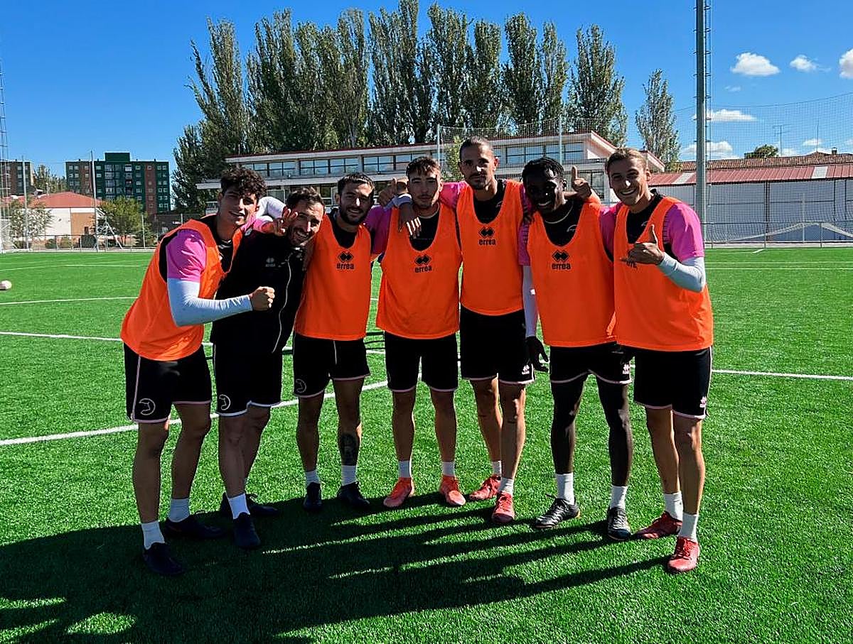 Sanz, Ramiro González, Tarek, Jon Rojo, Mario Gómez, Isaac y Beneit en el entrenamiento de ayer.