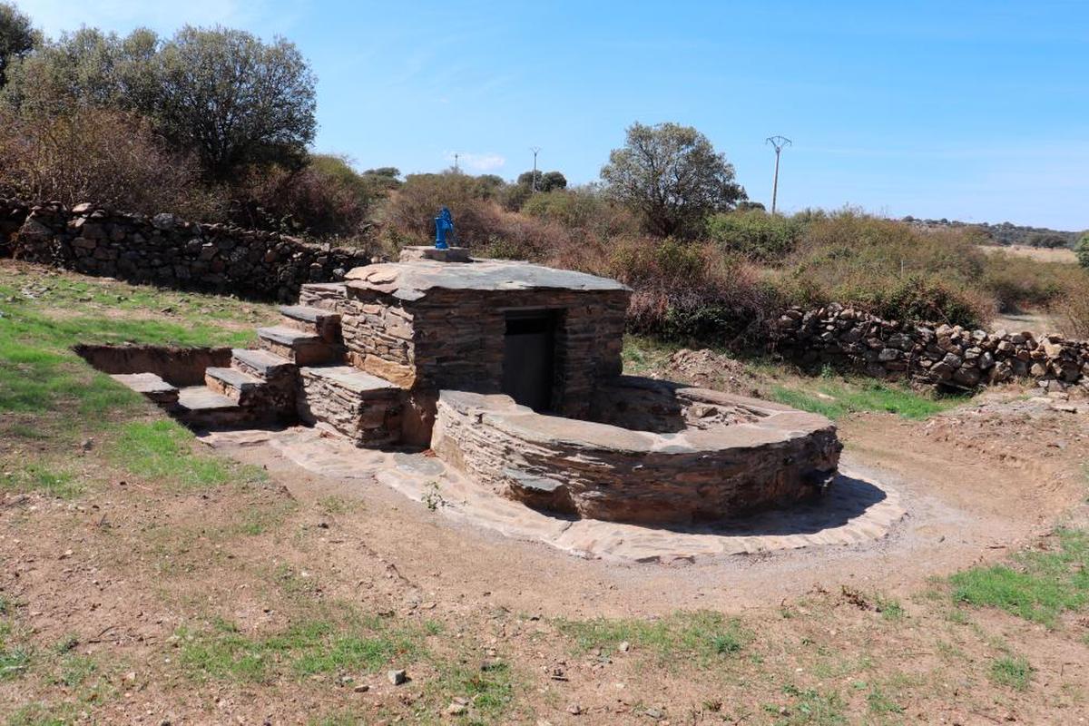 Imagen de la denominada fuente del pueblo, que ya se ha rehabilitado para el proyecto de la ruta