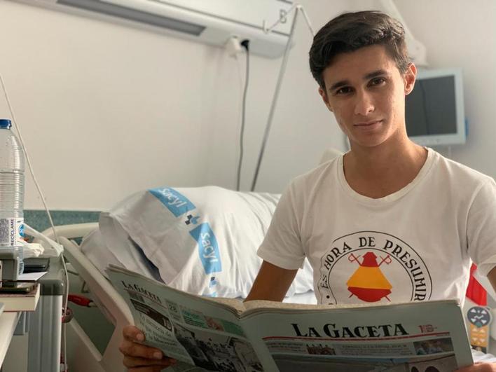 Manuel Diosleguarde leyendo LA GACETA, en la habitación 413 del Hospital de Salamanca