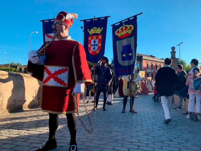 El desfile en el Puente Romano