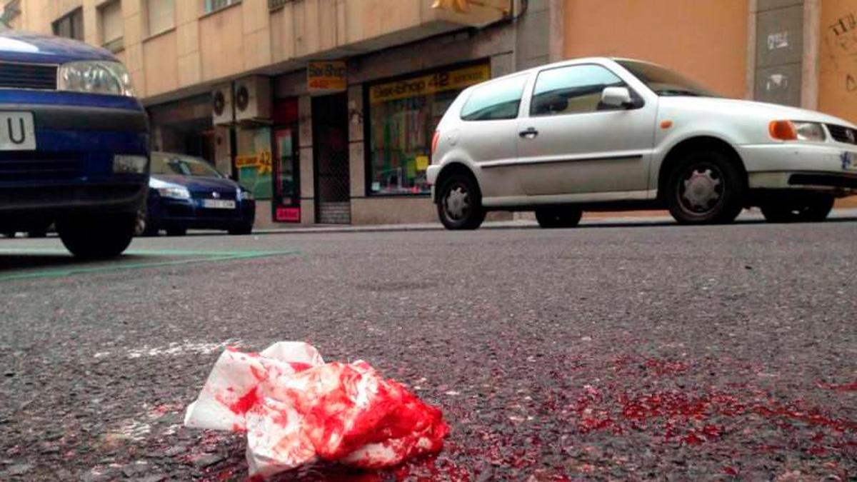 Restos de sangre de otra agresión ocurrida en 2015 en la calle Pérez Oliva