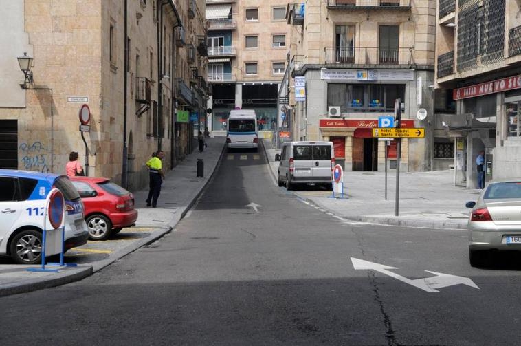 Calle Correhuela, perpendicular a Gómez Moreno.