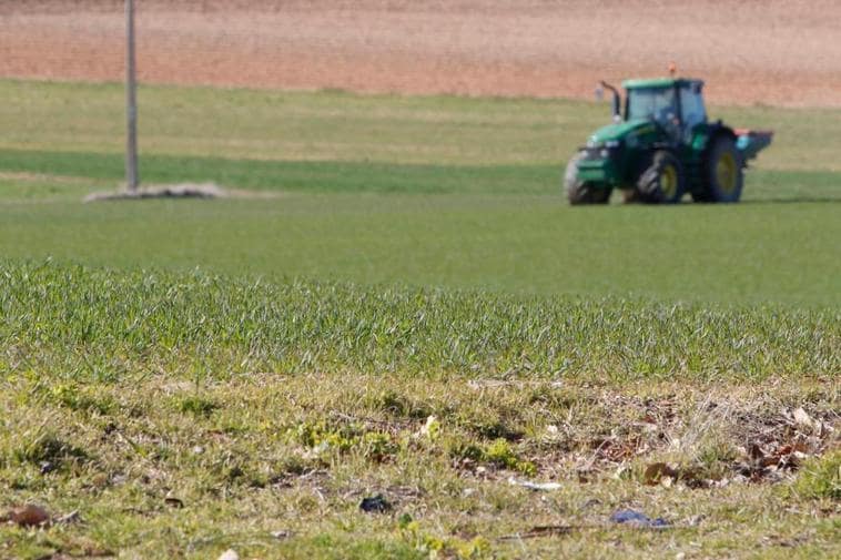 Un tractor abonando en una parcela de la provincia