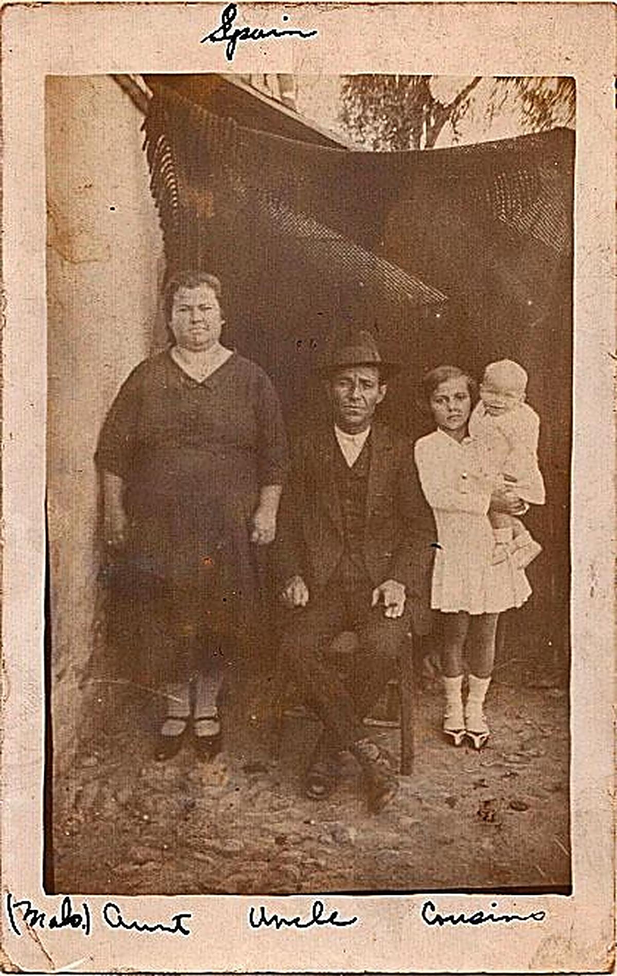 Marcelino Ciurana y su esposa Elogia García, de Horcajo de Montemayor, junto  a sus hijas Matilde y Benigna