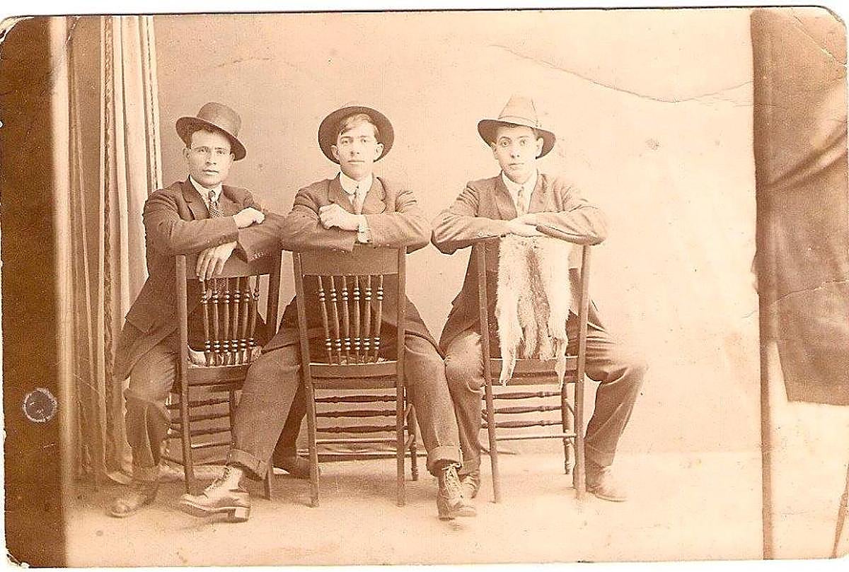 A la izquierda de la foto, Ángel Nieto, nacido en Salmoral, junto a unos amigos en una simpática estampa.