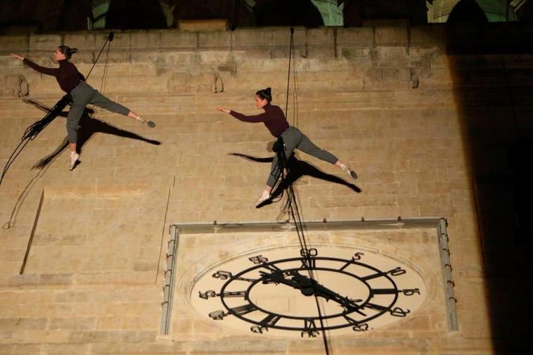 Espectáculo de danza vertical en la Torre de las Campanas de la Catedral en el FACyL de 2018.