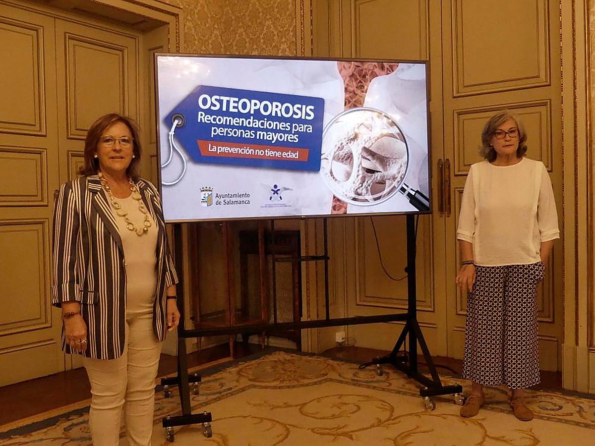 Isabel Macías y María José Romo en la presentación del cuadernillo para la osteoporosis.