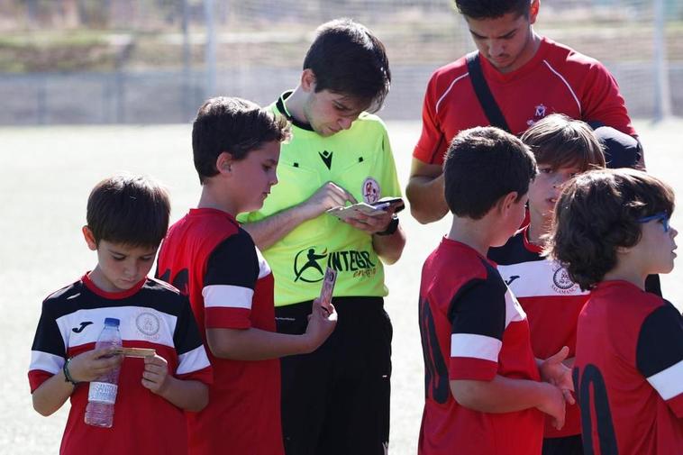 El colegiado Rubio Olave revisando los DNI del Calasanz prebenjamín antes del choque