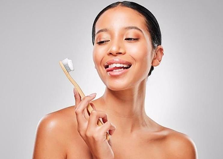 Una mujer lavándose la boca