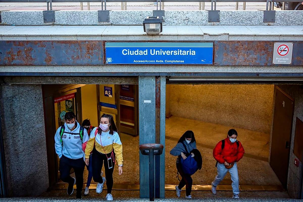 Varios jóvenes salen del Metro de Ciudad Universitaria.