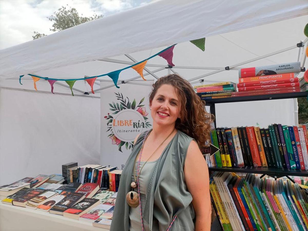 Silvia Méndez, con su librería itinerante con la que ha recorrido parte de la provincia y de Castilla y León desde mayo.