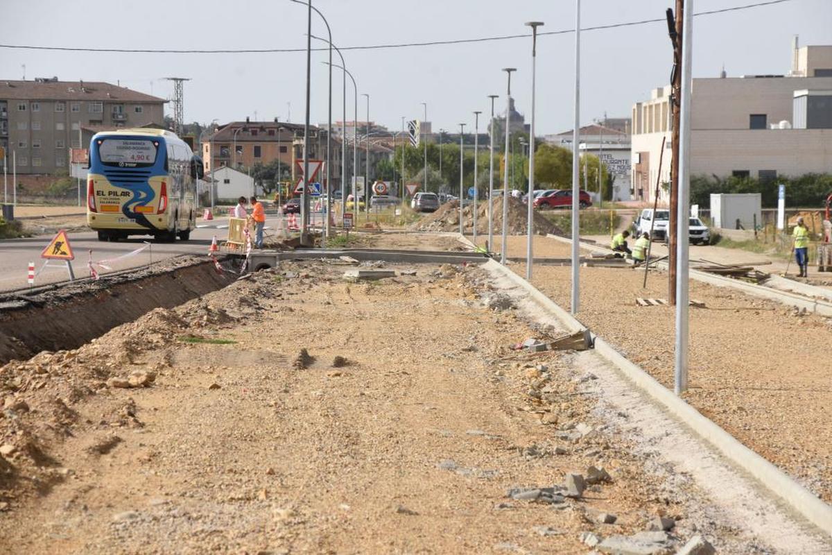 Trabajos de construcción del nuevo paseo verde de la avenida de Salamanca de Ciudad Rodrigo.