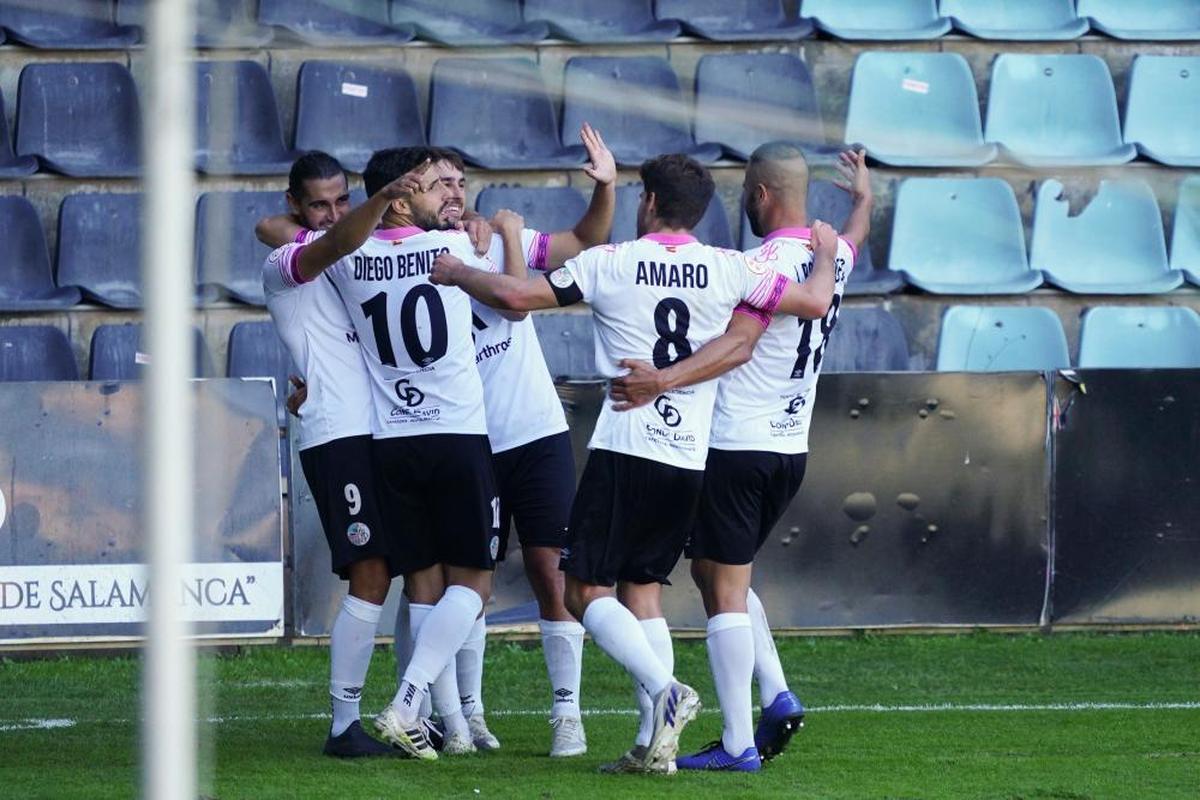 Los jugadores del Salamanca celebran uno de los goles ante el Júpiter Leonés en el estadio Helmántico.