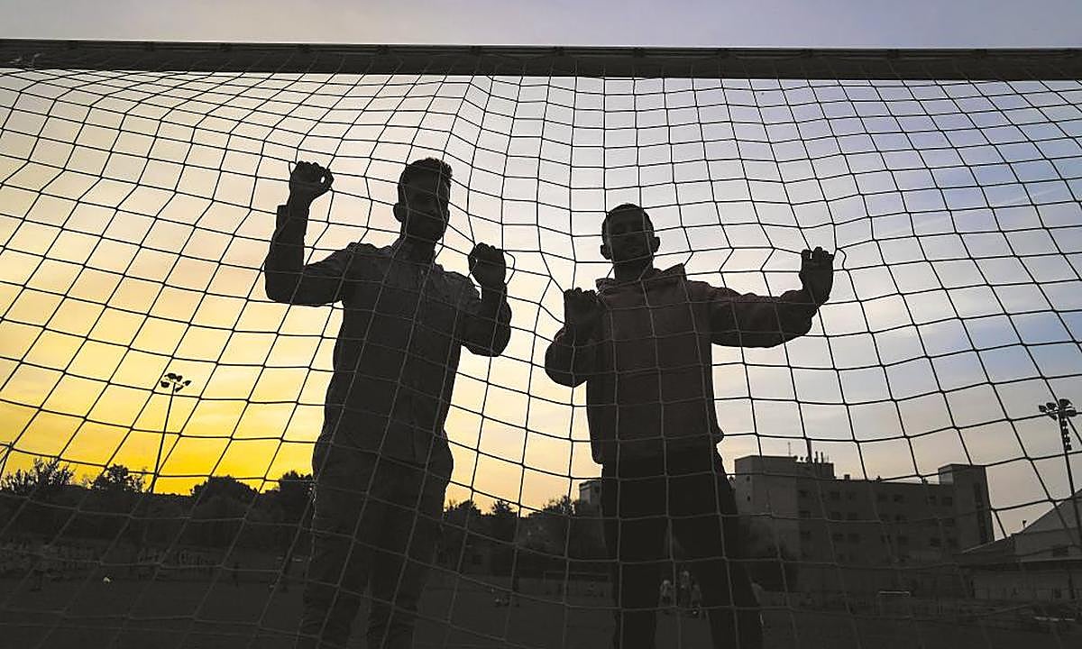 Antonio Paz y Mario Losada, este jueves en el atardecer en La Sindical, símbolo de los orígenes del Unionistas.