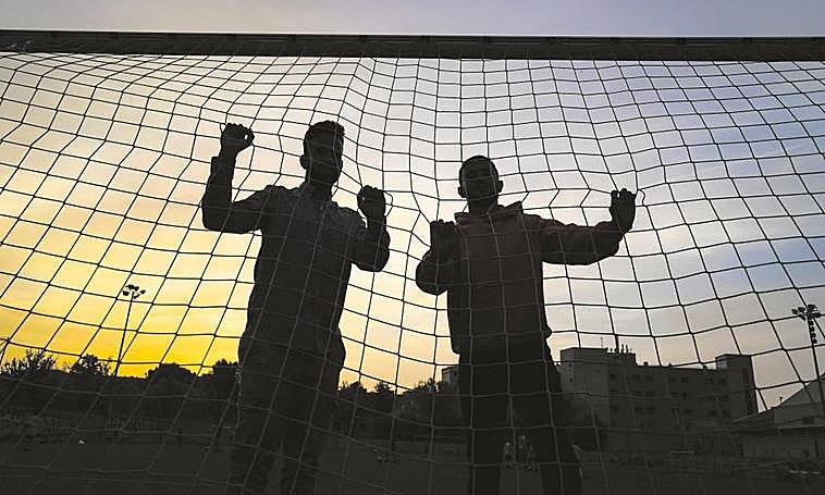 Antonio Paz y Mario Losada, este jueves en el atardecer en La Sindical, símbolo de los orígenes del Unionistas.