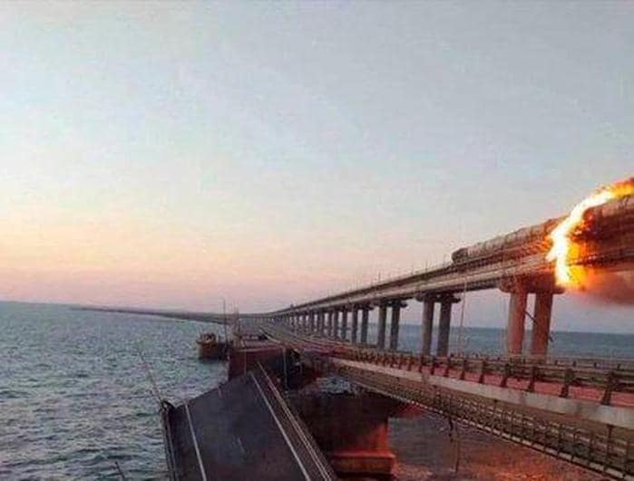 Gran explosión en el puente que une Rusia con Crimea por el que se transporta material ruso
