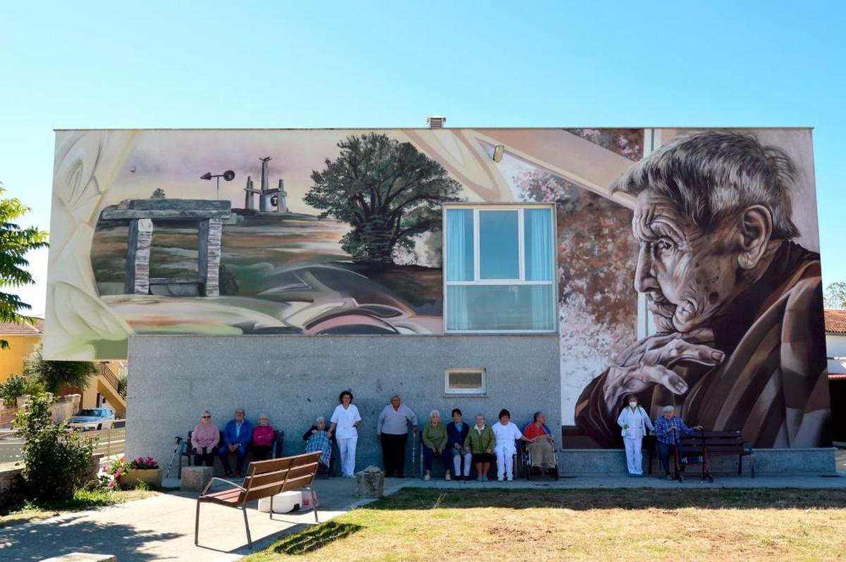 Imagen del mural creado por Daniel Martín en la residencia municipal de Los Santos con un grupo de residentes y trabajadores.