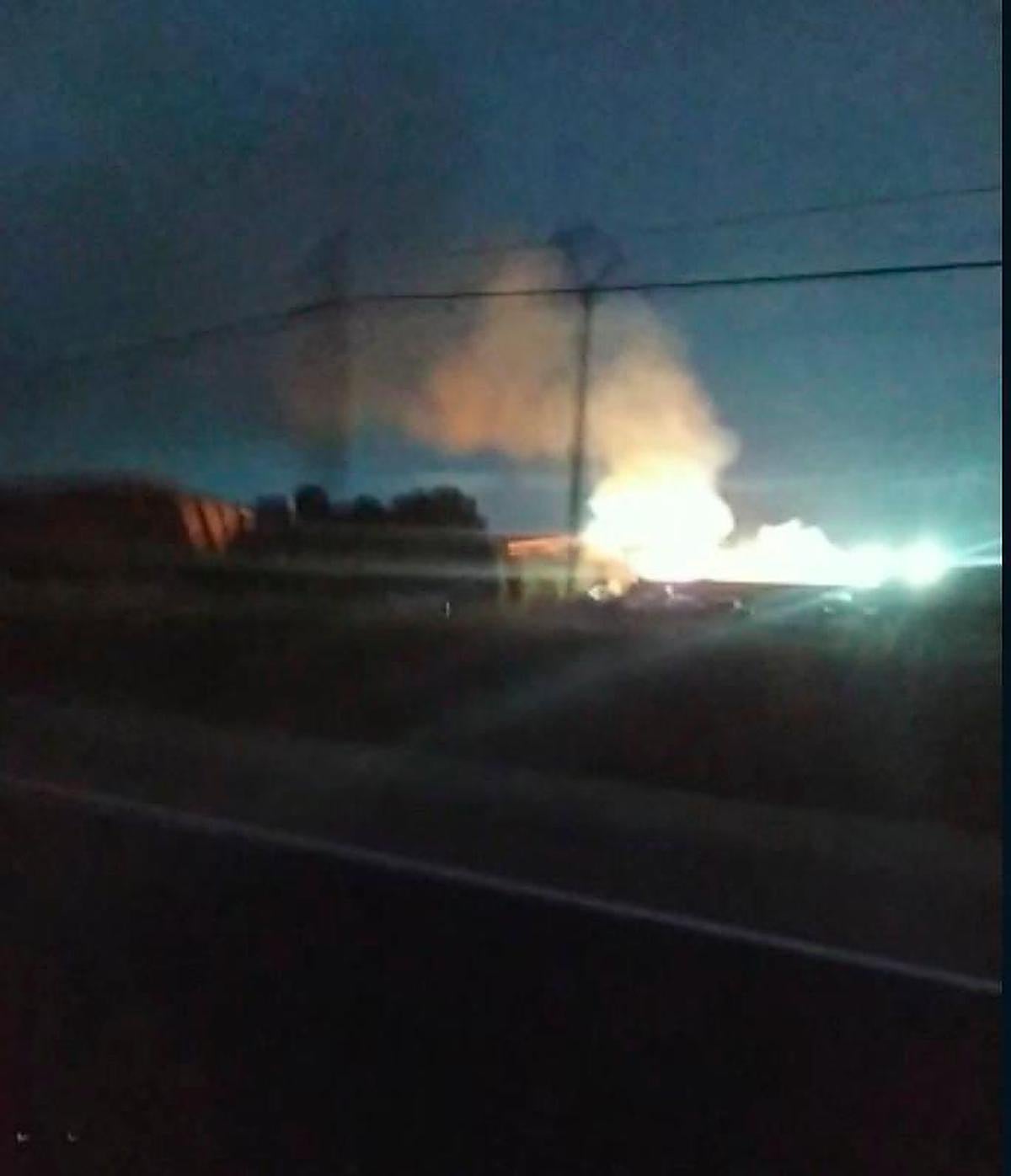 Llamas del incendio vistas desde la autovía.