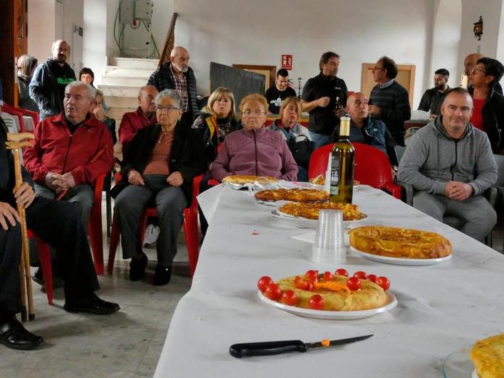 Vecinos de Rágama esperando el veredicto del jurado que premiaba a la mejor tortilla